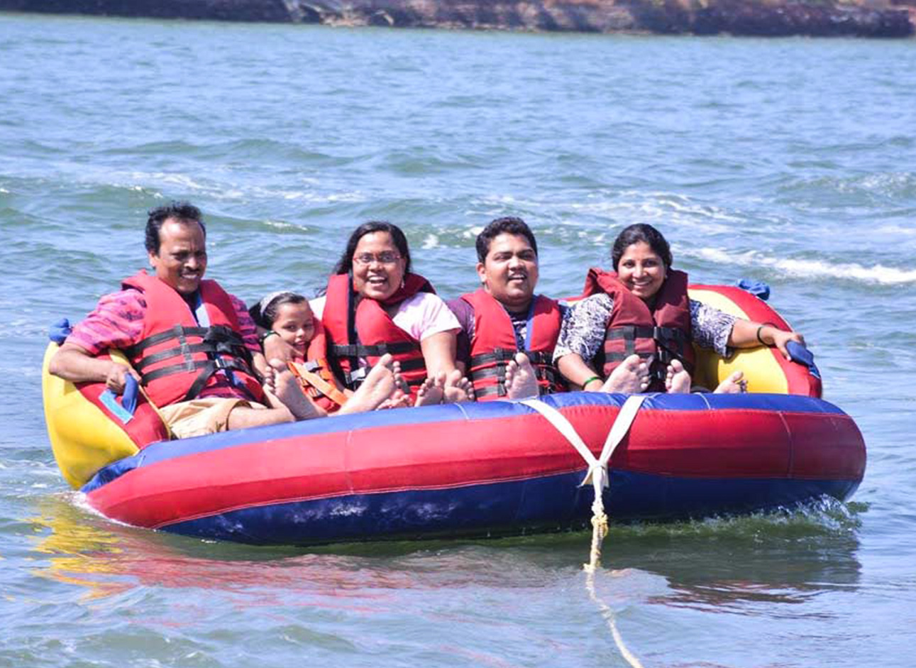 Bumper Boat - Fun rides and water collisions