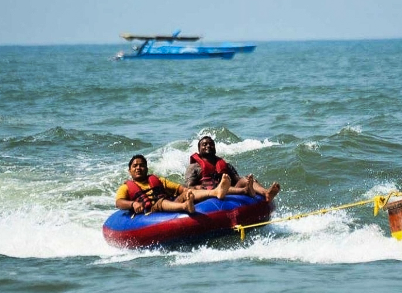 Bumper Boat - Fun rides and water collisions