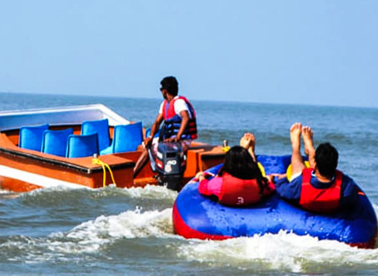 Bumper Boat - Fun rides and water collisions