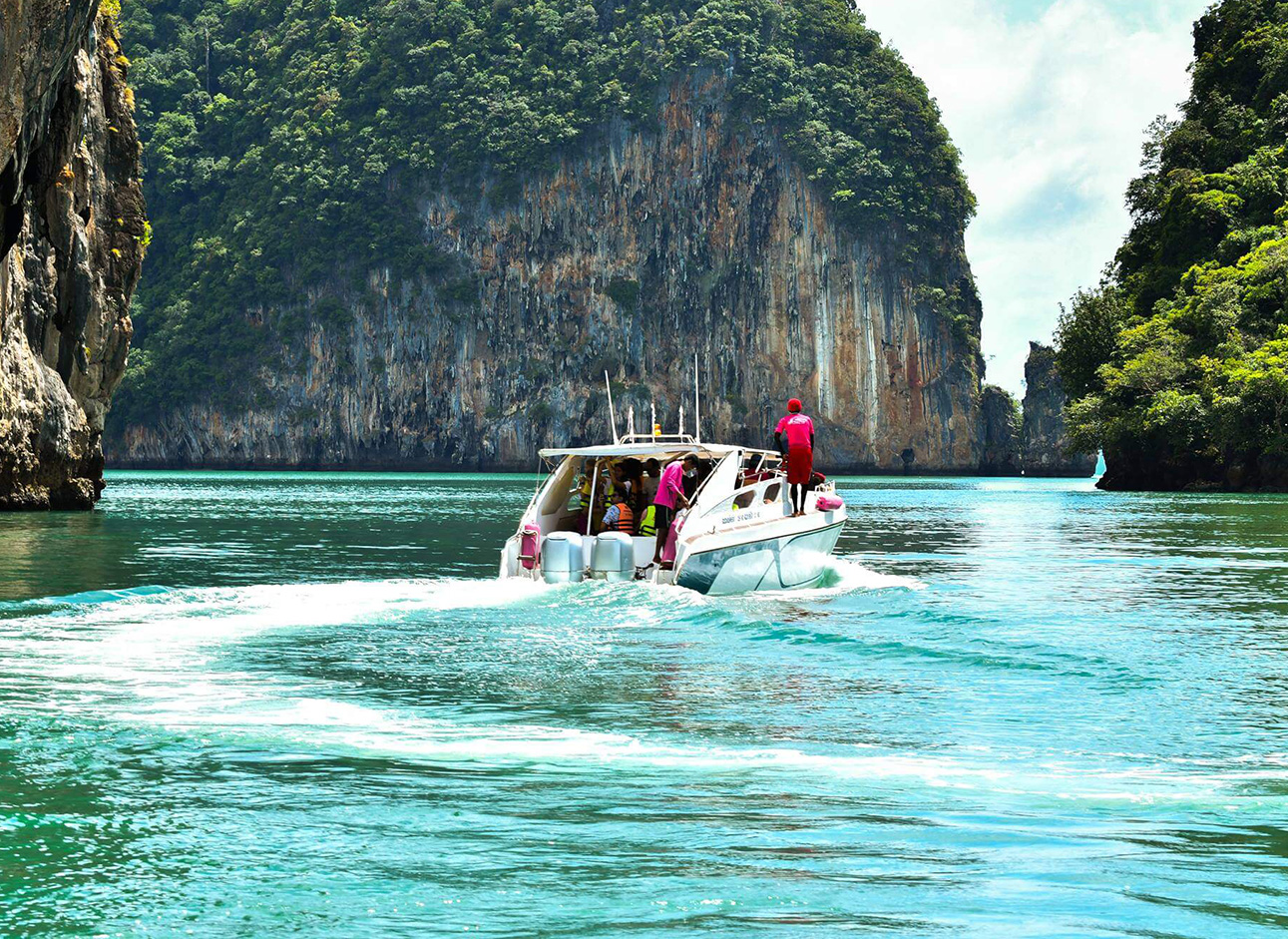 Speed Boat - Experience high-speed thrills on a thrilling ride