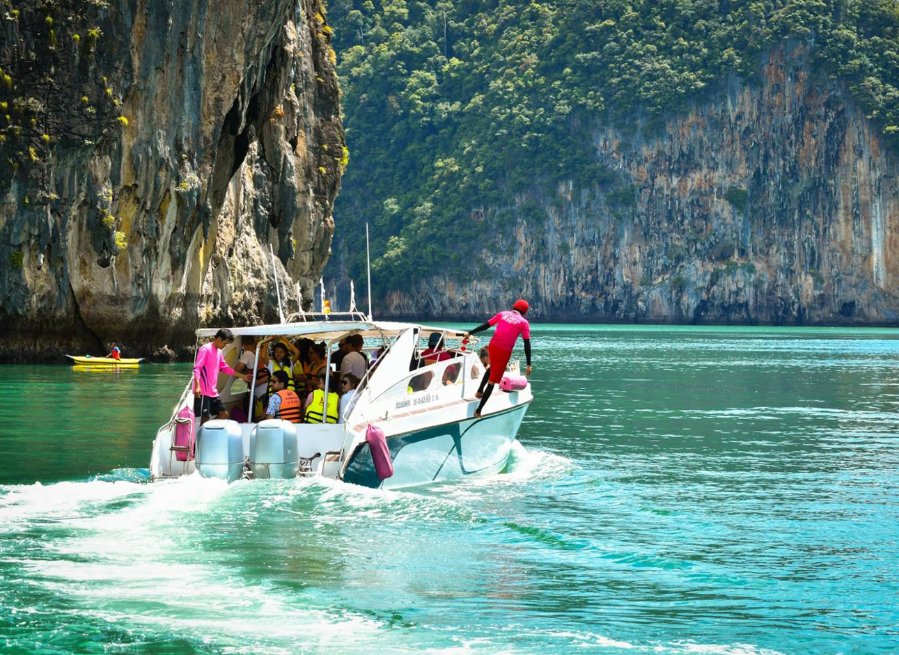 Island Hopping on Speedboat - Explore multiple islands with speedboat