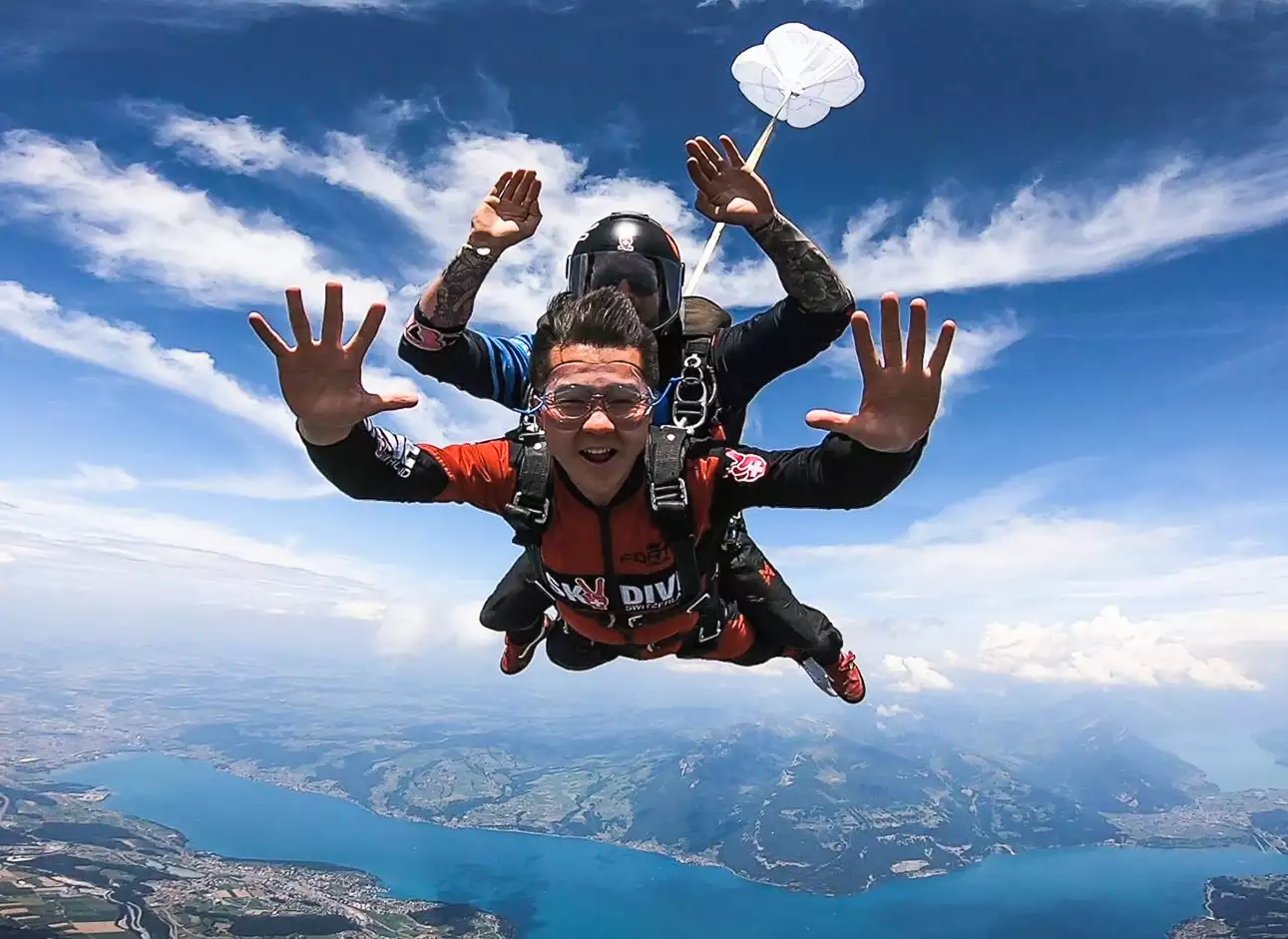 Sky Diving - Experience the thrill of free-fall on exciting jumps