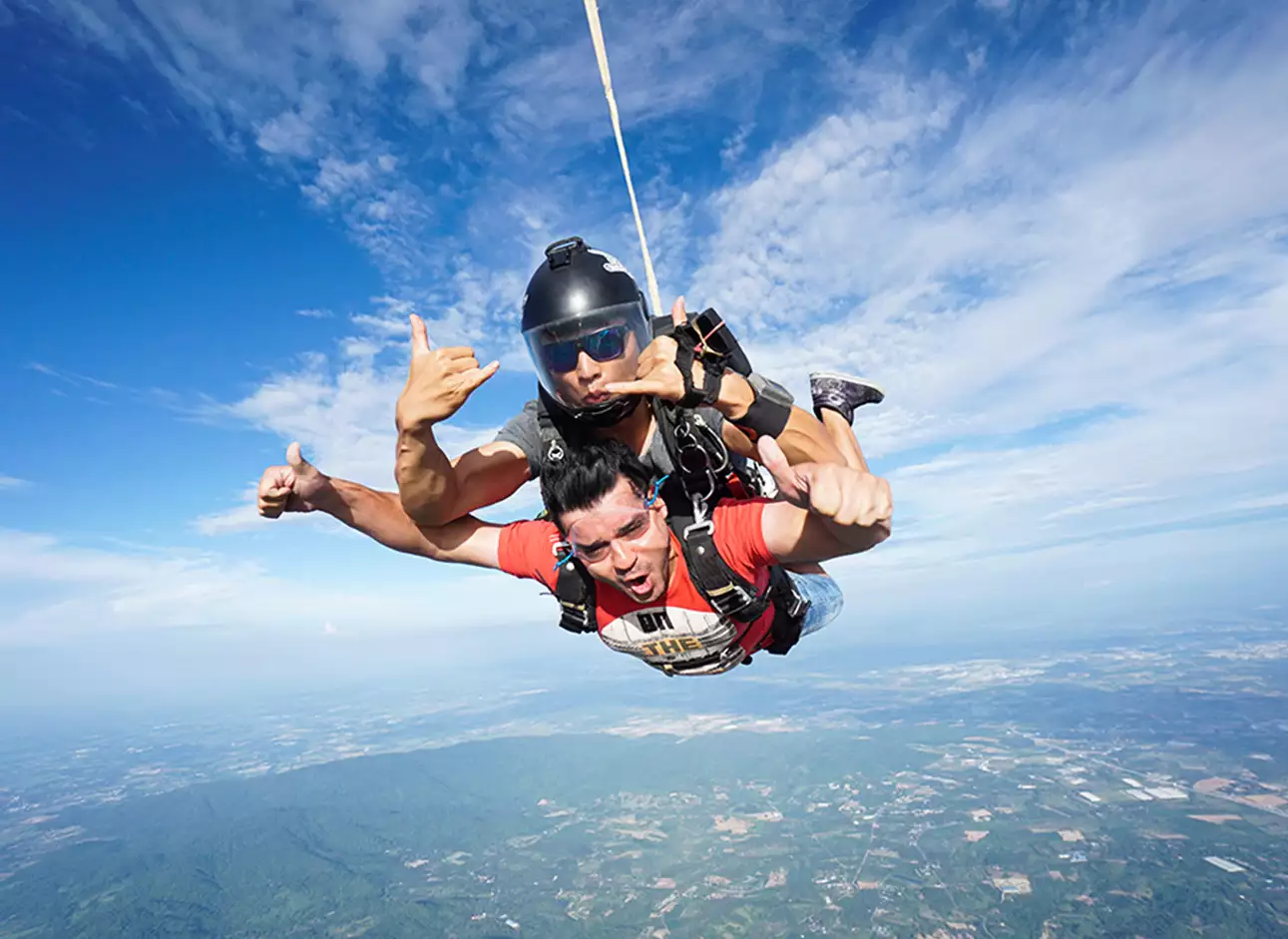 Sky Diving - Experience the thrill of free-fall on exciting jumps