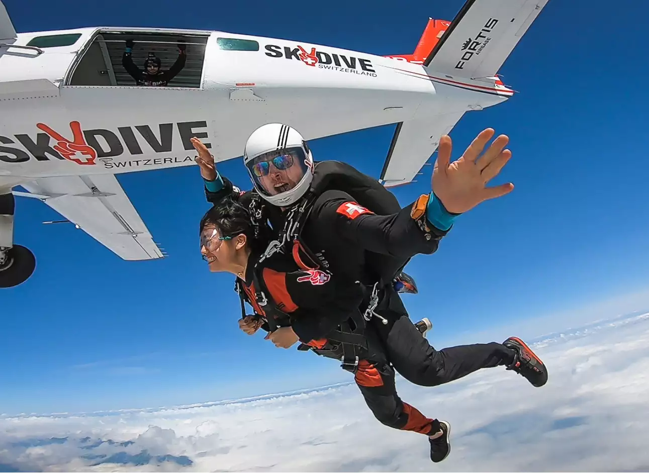 Sky Diving - Experience the thrill of free-fall on exciting jumps