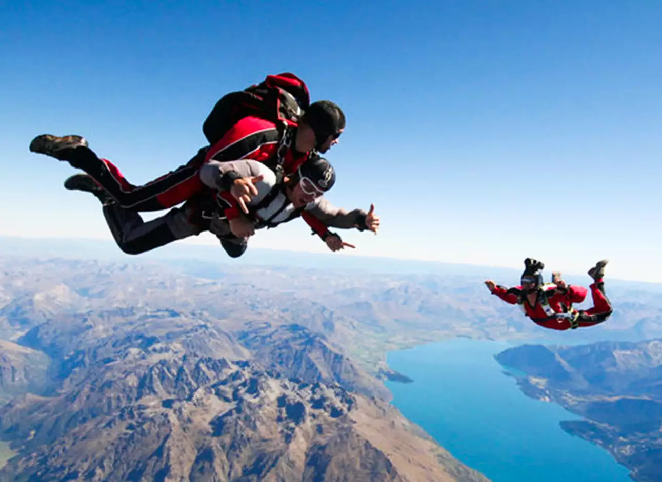 Sky Diving - Experience the thrill of free-fall on exciting jumps