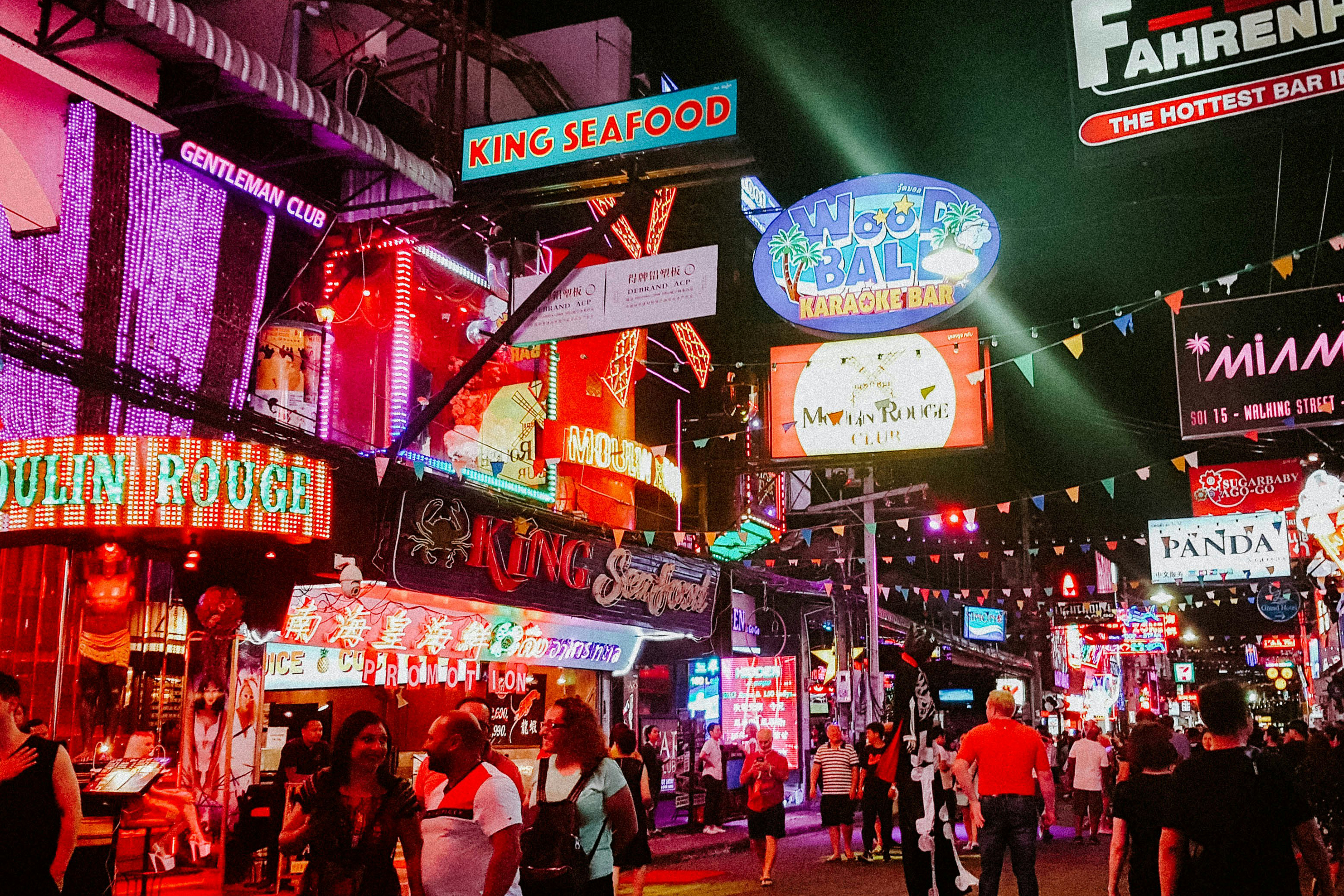 Experience the fantastic street life of Bangkok · Spend a day at the beautiful beach of Pattaya 